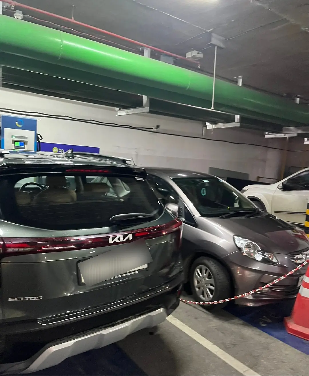 A Kia Seltos parked in an EV charging bay of Jio-bp charger
