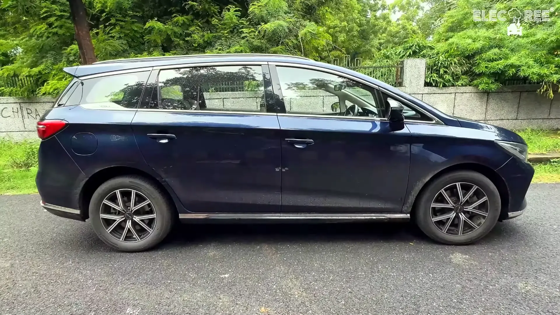 BYD eMAX 7