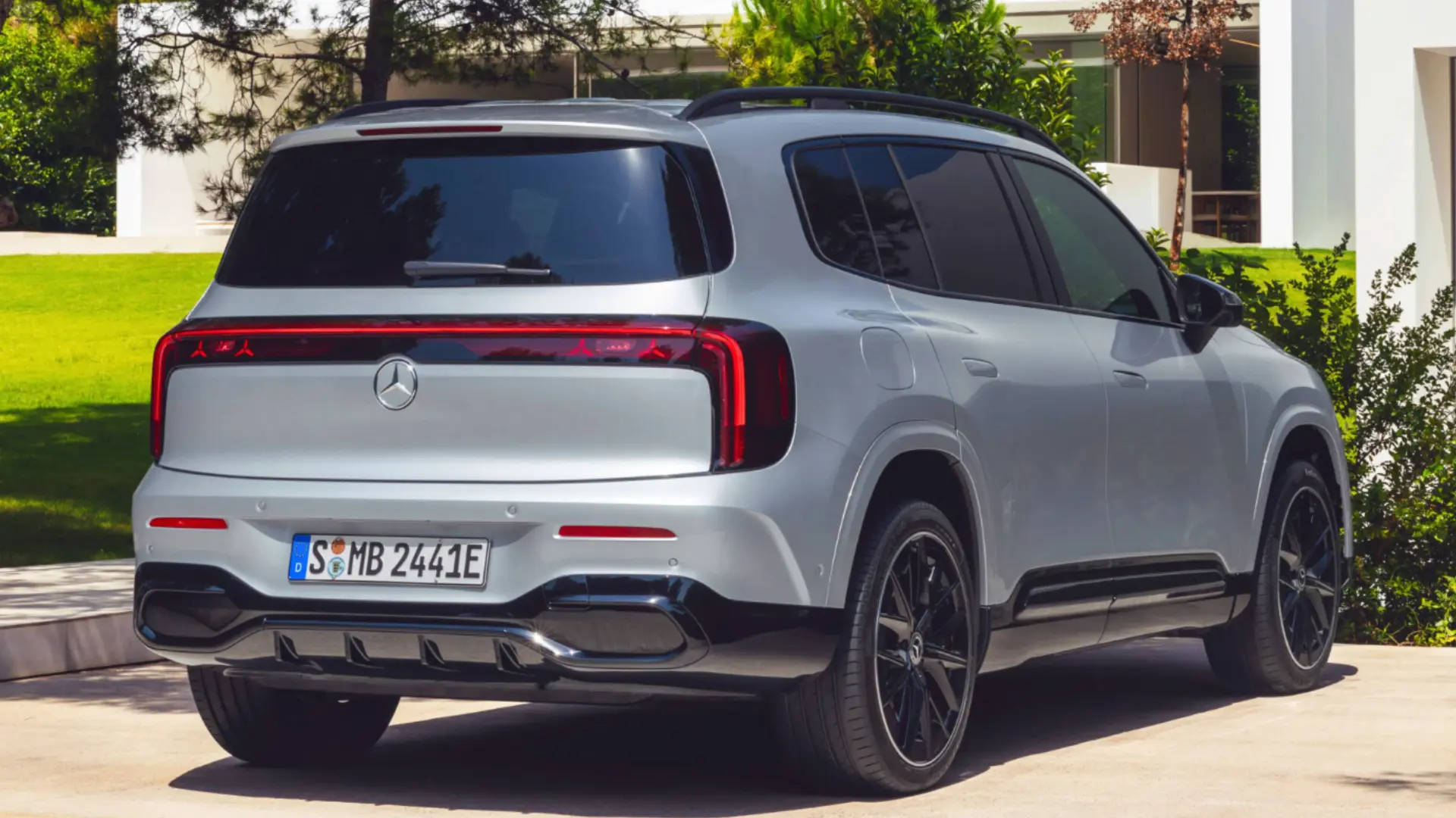 The GLB EV retains the boxy, upright silhouette of its combustion-engined counterpart, with a sealed front grille featuring an illuminated star pattern and flush-mounted door handles marking it out as the electric version.