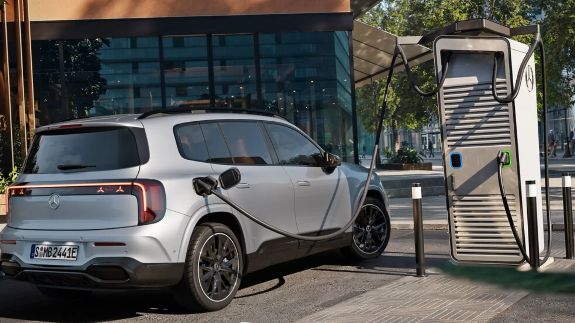 Built on an 800V architecture, the GLB EV supports DC fast charging at up to 320kW, adding up to 260km of range in just 10 minutes.