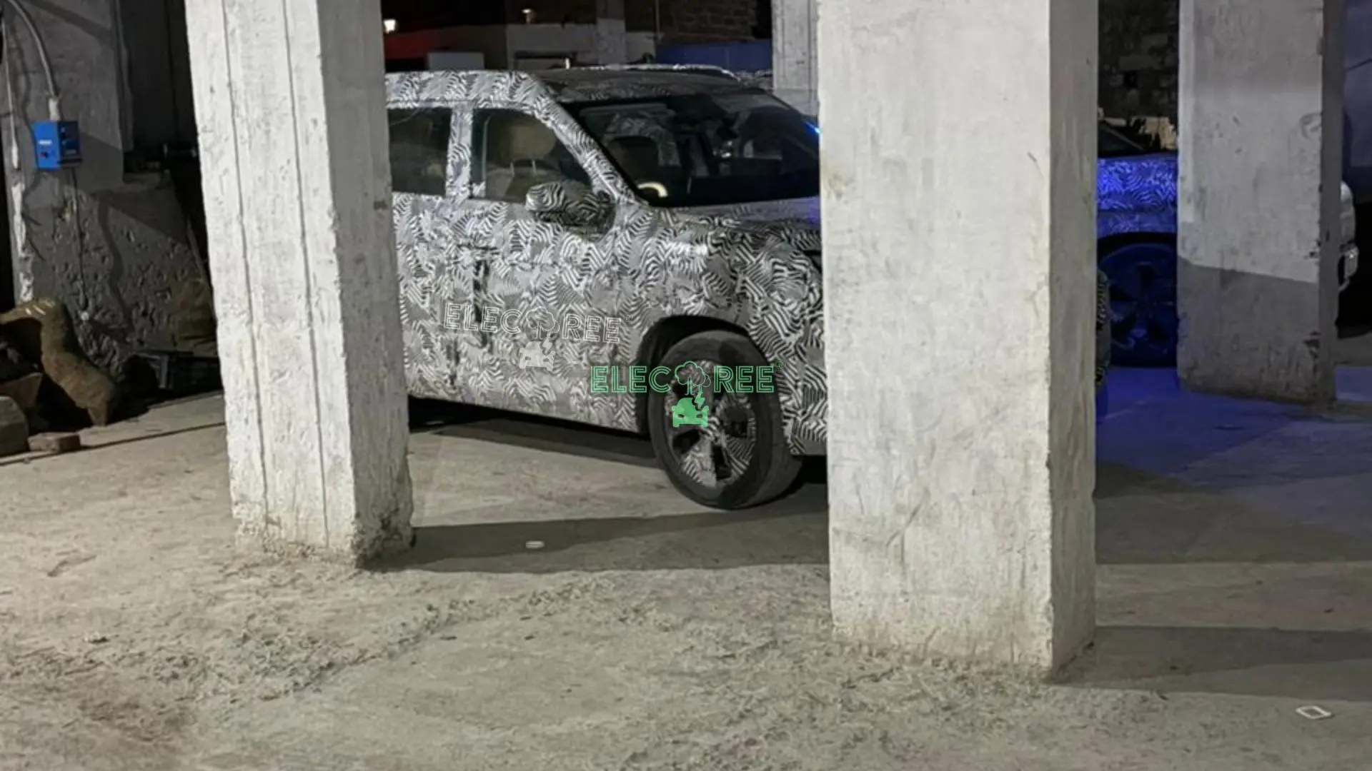 Exclusive: 7-Seater Wuling Starlight 560 Spotted Charging in India; MG Launch
