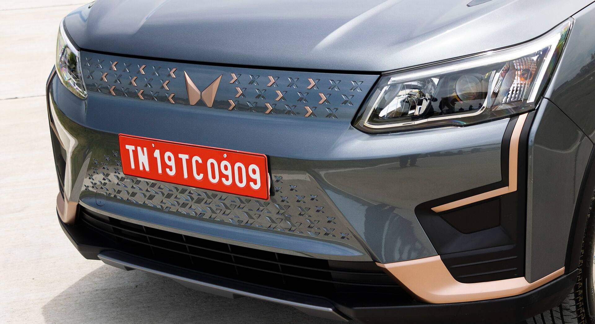 Mahindra XUV400 EV exterior view 3