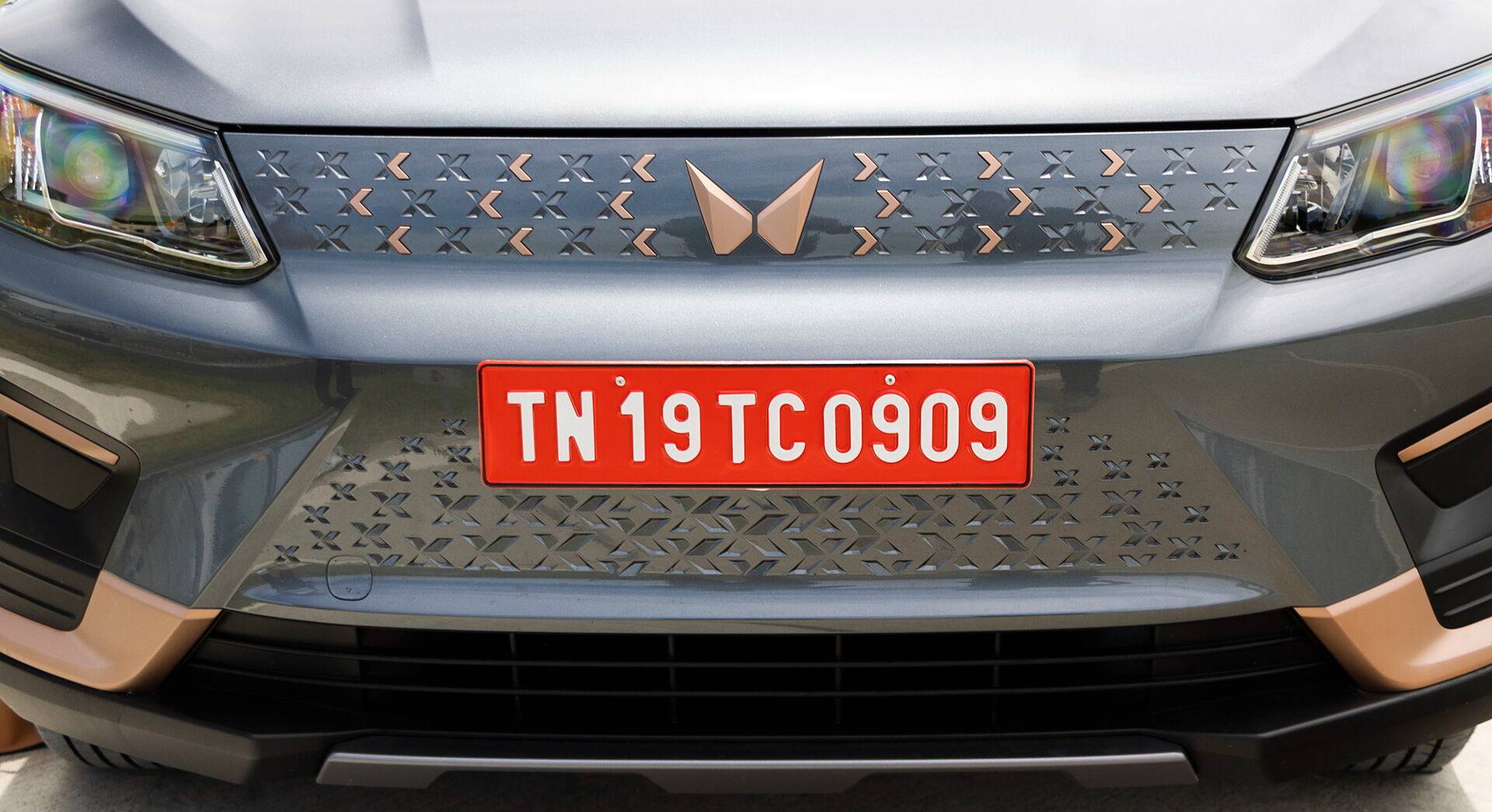 Mahindra XUV400 EV exterior view 6