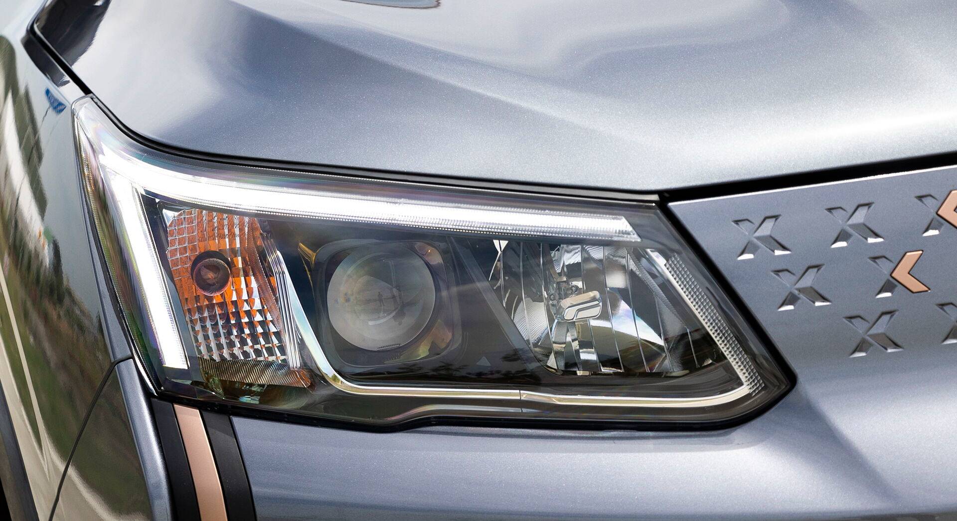 Mahindra XUV400 EV exterior view 8