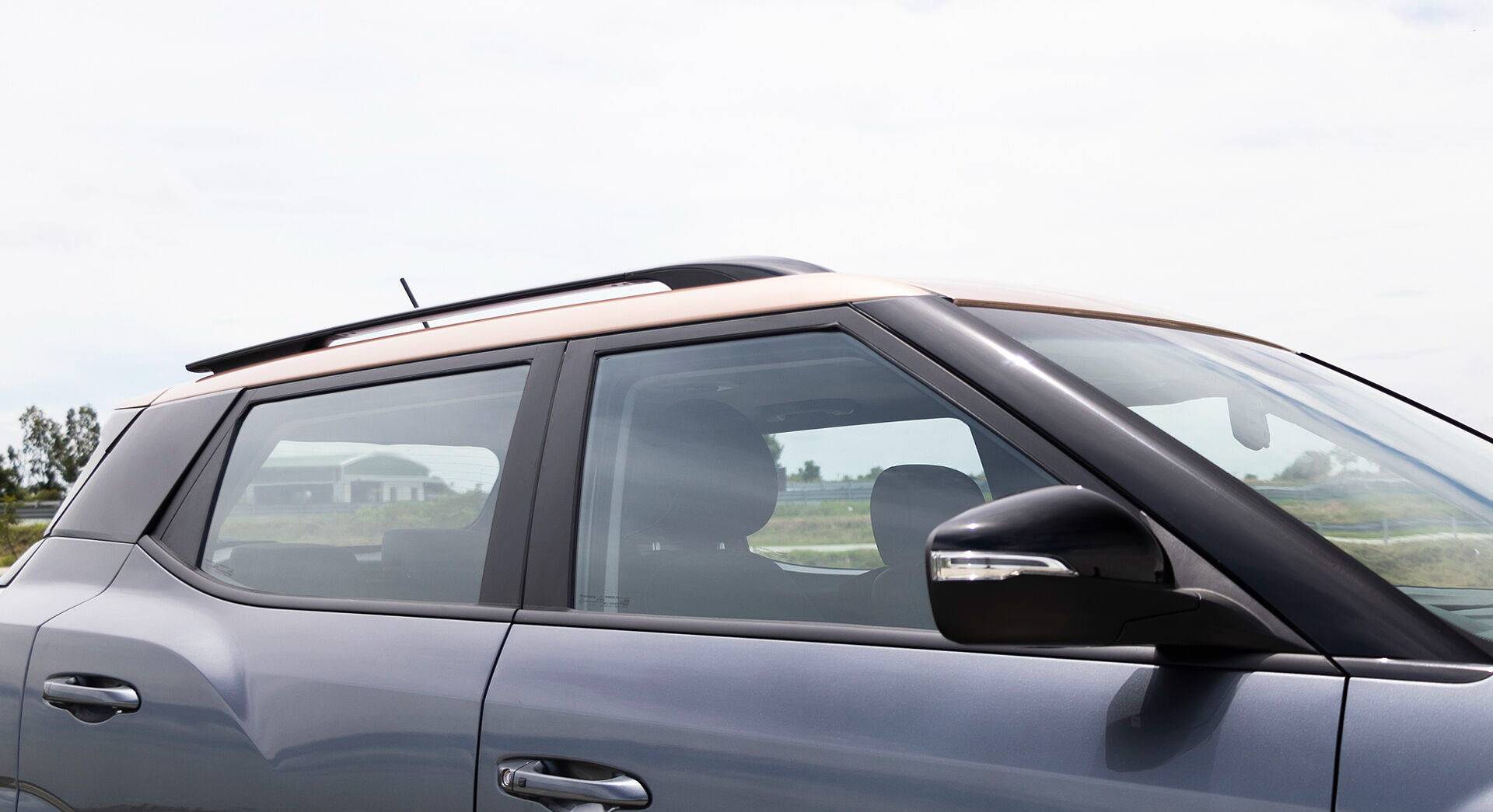Mahindra XUV400 EV exterior view 15