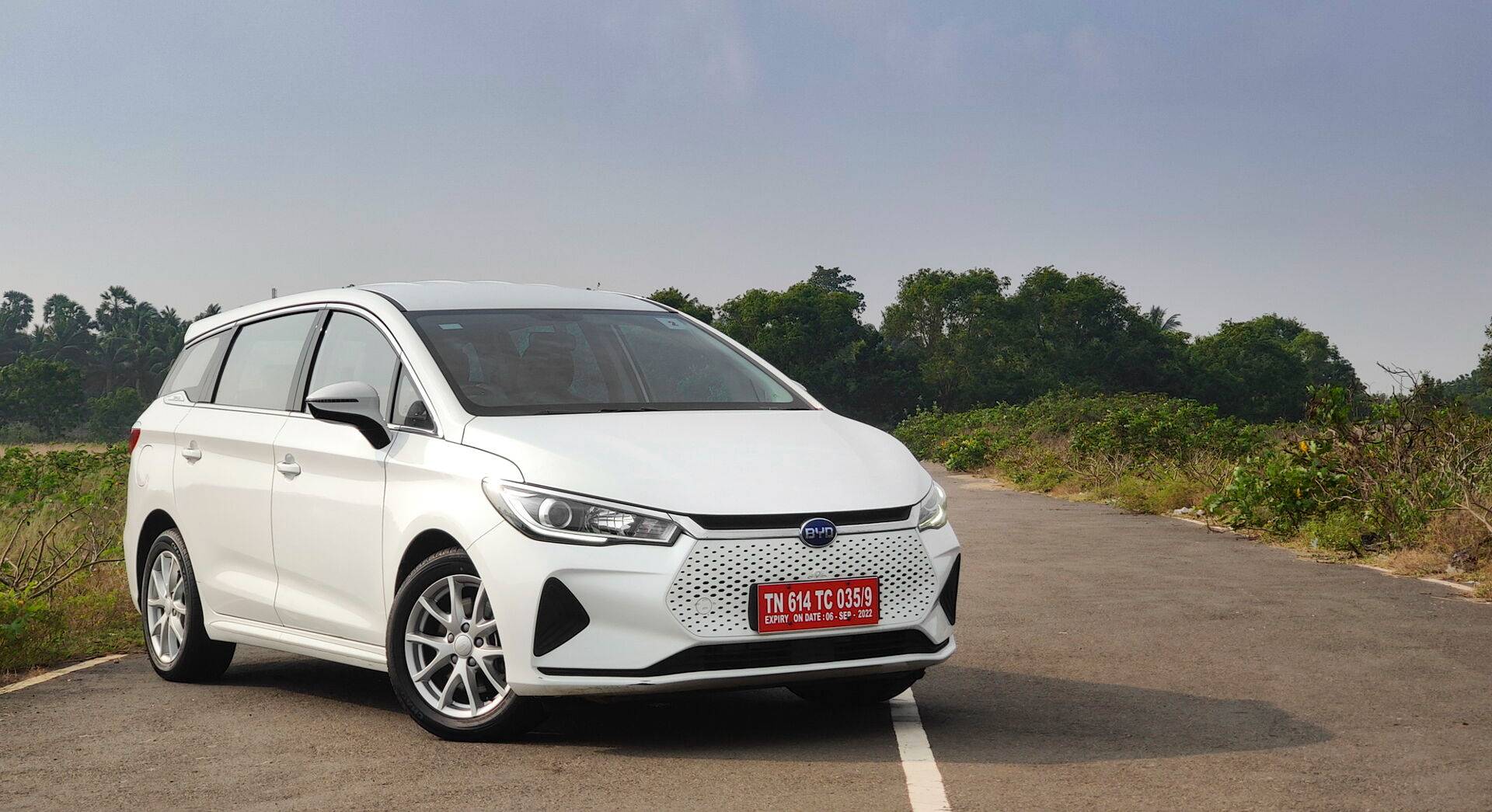 BYD e6 exterior view 1