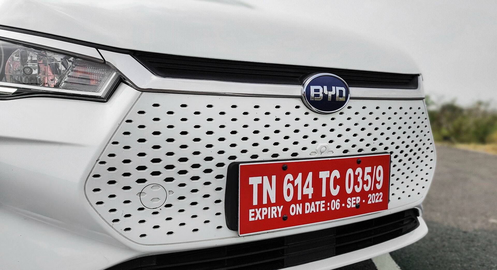 BYD e6 exterior view 2