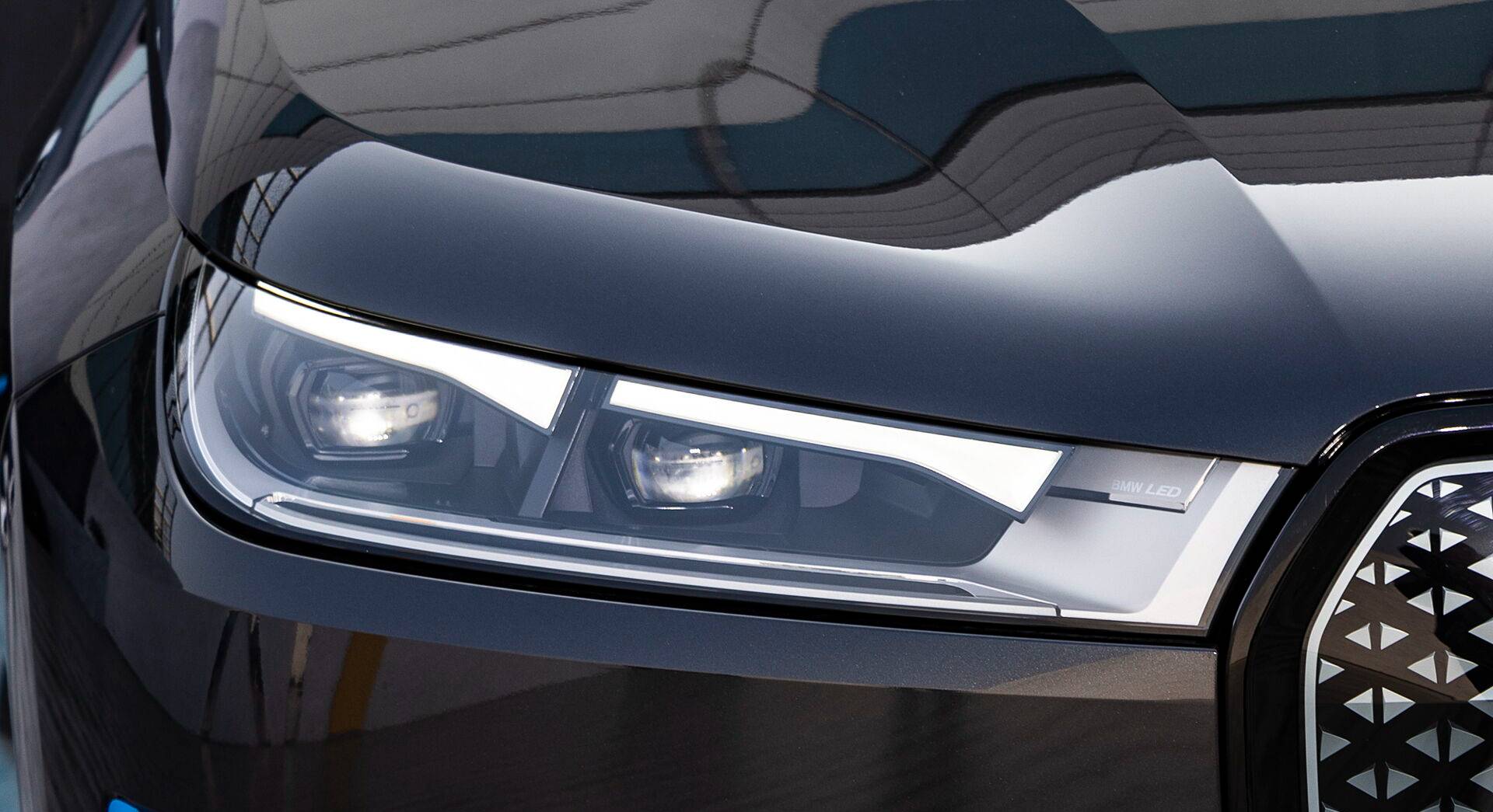 BMW iX xDrive50 exterior view 3