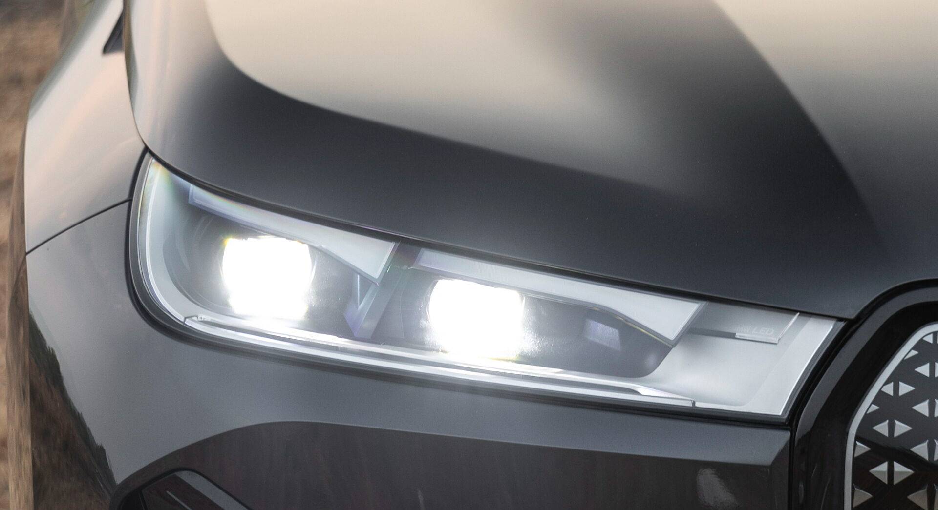 BMW iX xDrive50 exterior view 4