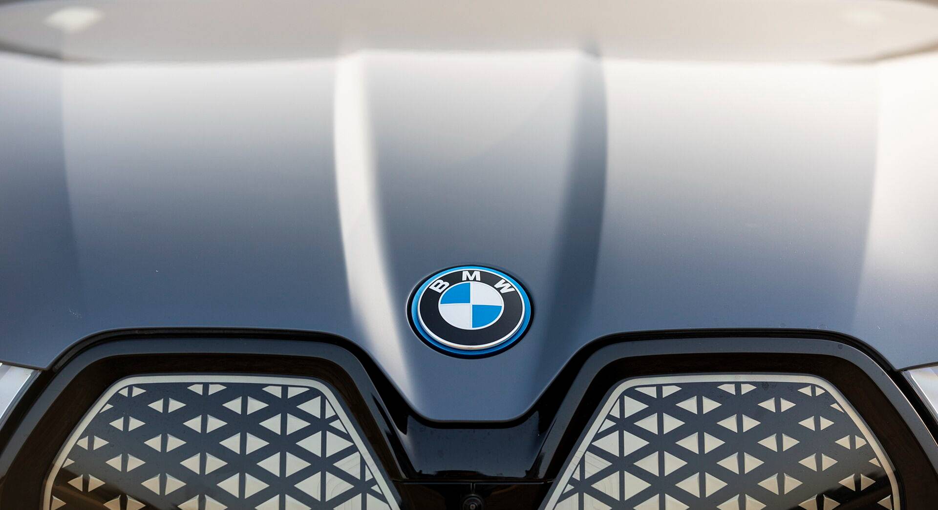 BMW iX xDrive50 exterior view 5