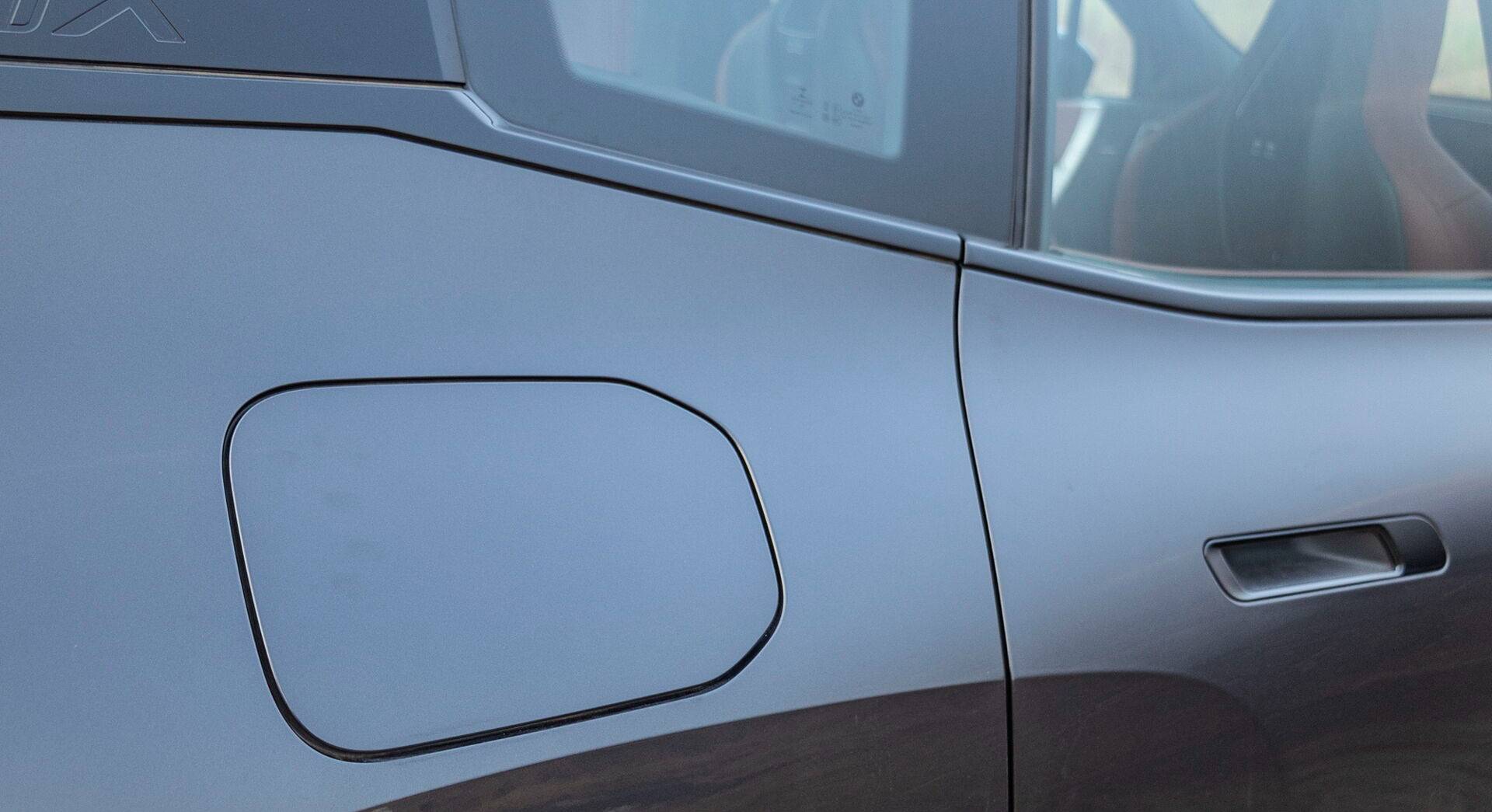 BMW iX xDrive50 exterior view 11