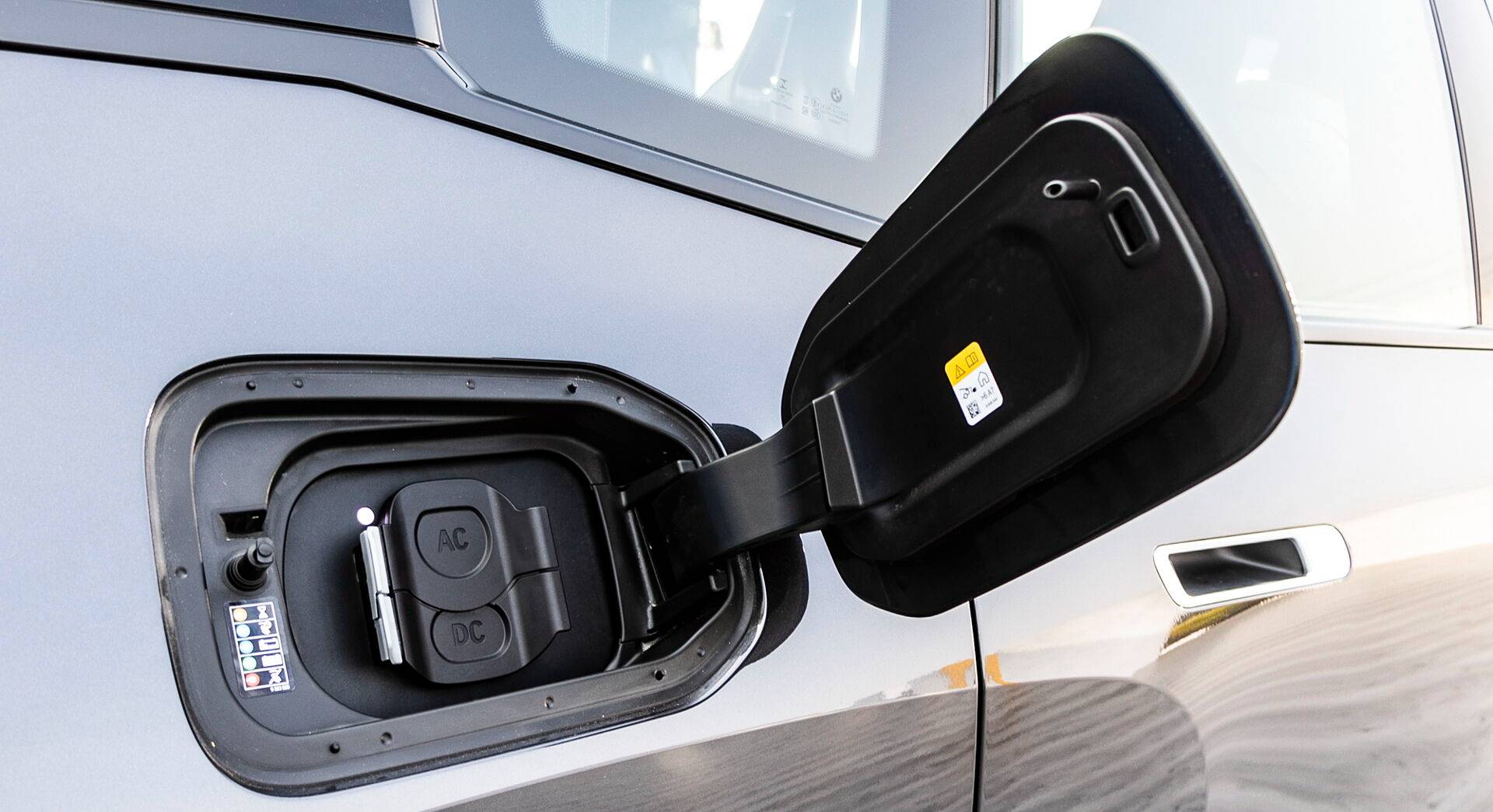 BMW iX xDrive50 exterior view 12