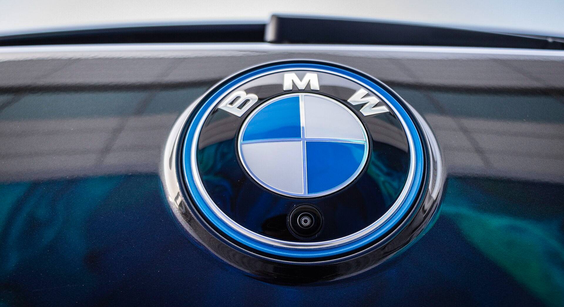 BMW iX xDrive50 exterior view 16