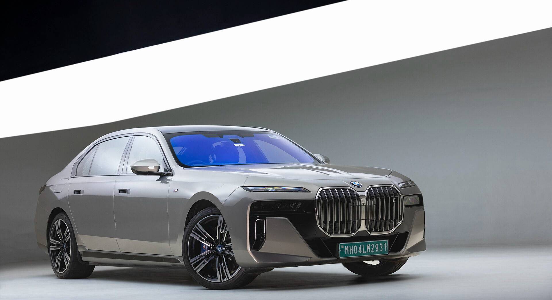 BMW i7 exterior view 1