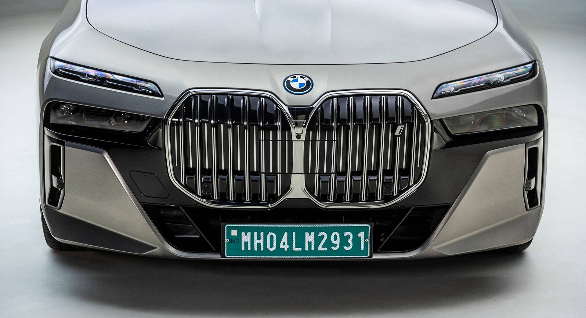 BMW i7 exterior view 3
