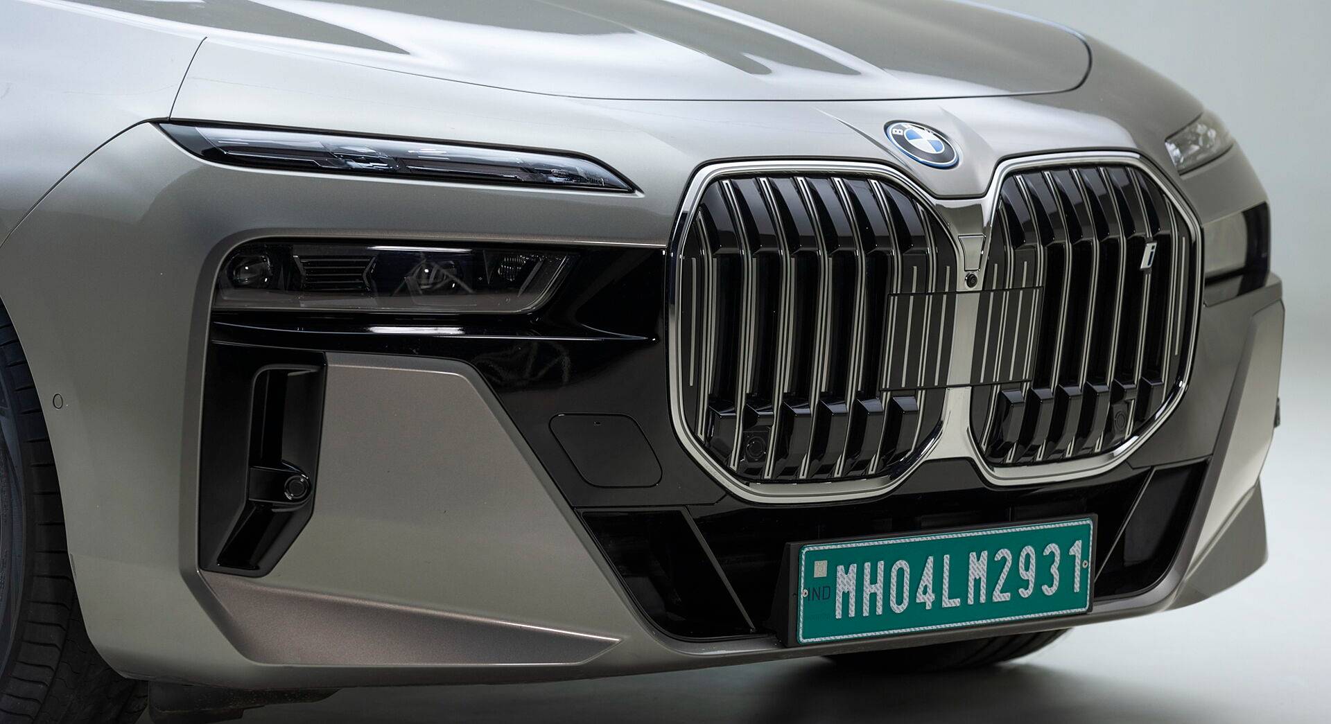 BMW i7 exterior view 4