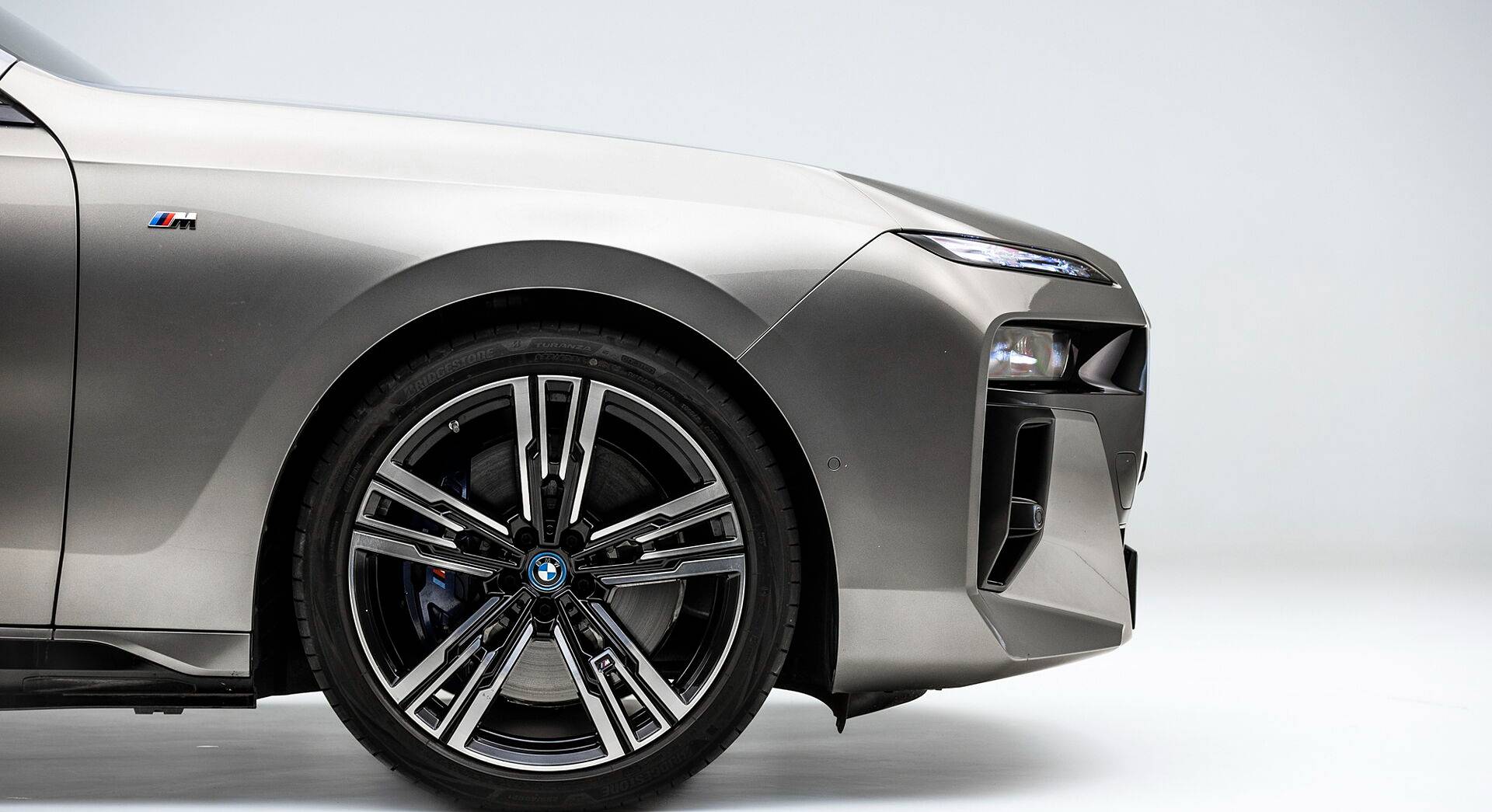 BMW i7 exterior view 14