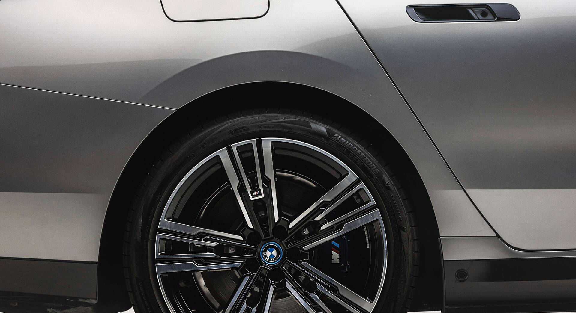 BMW i7 exterior view 15
