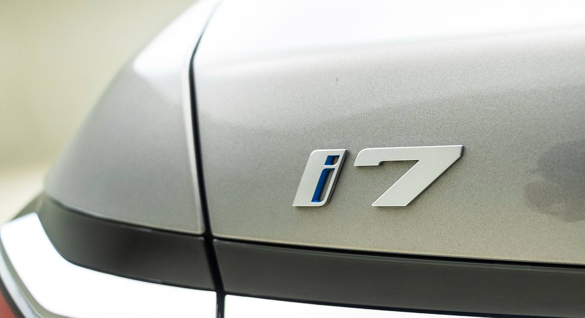 BMW i7 exterior view 21