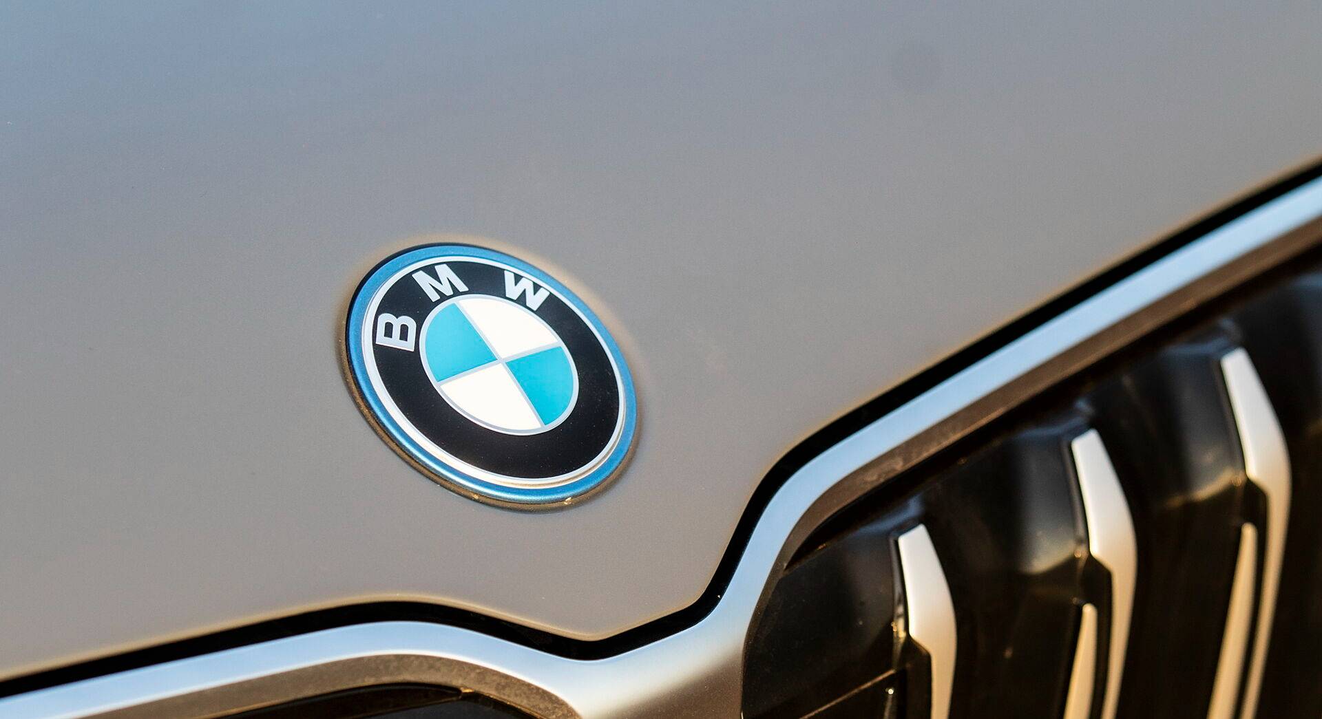 BMW iX1 exterior view 3