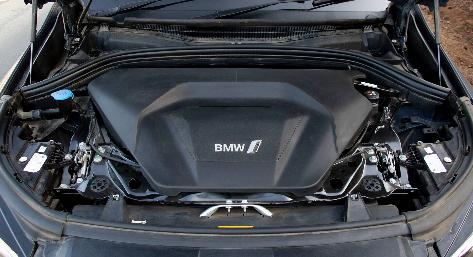 BMW iX1 exterior view 25