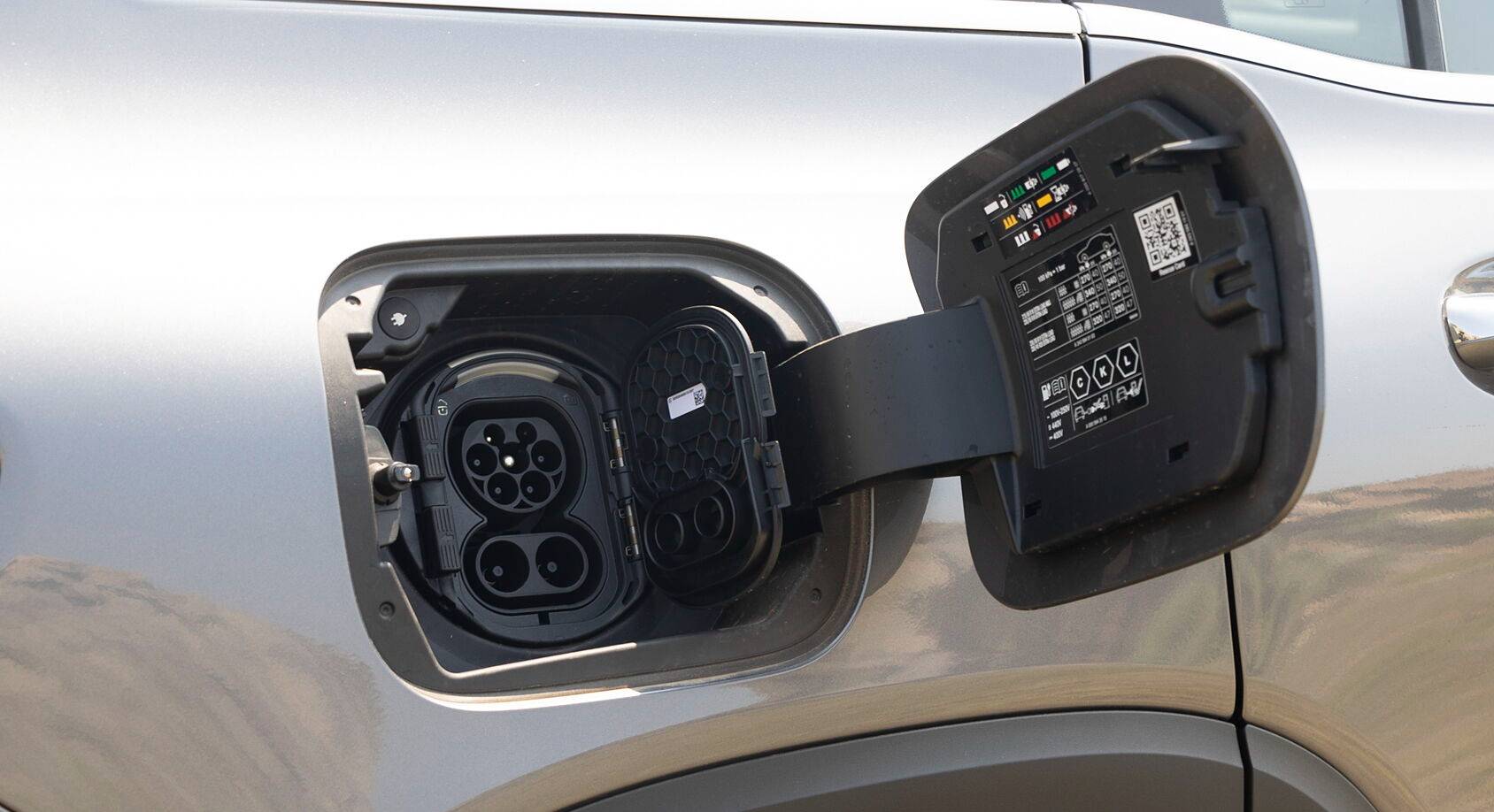 Mercedes-Benz EQB 350 4Matic exterior view 14