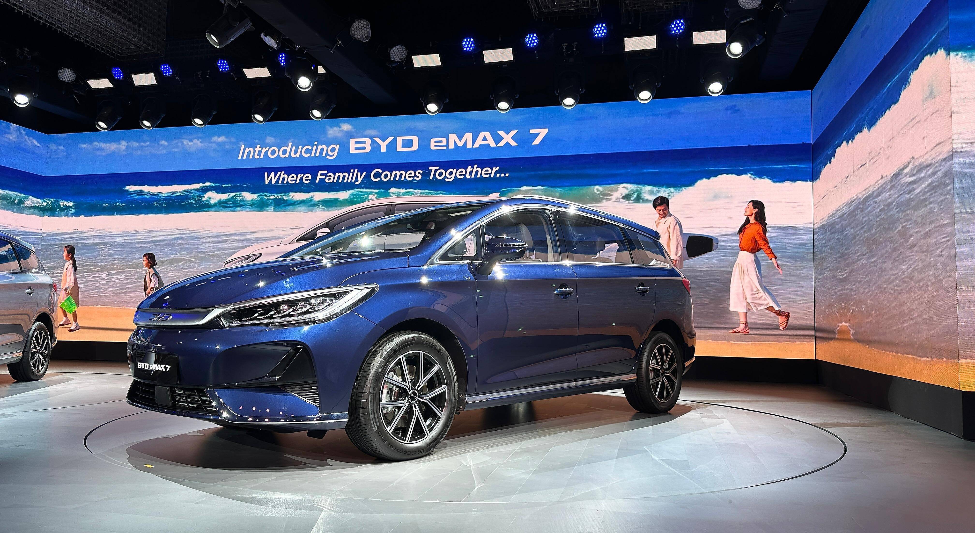 BYD eMAX 7 exterior view 1