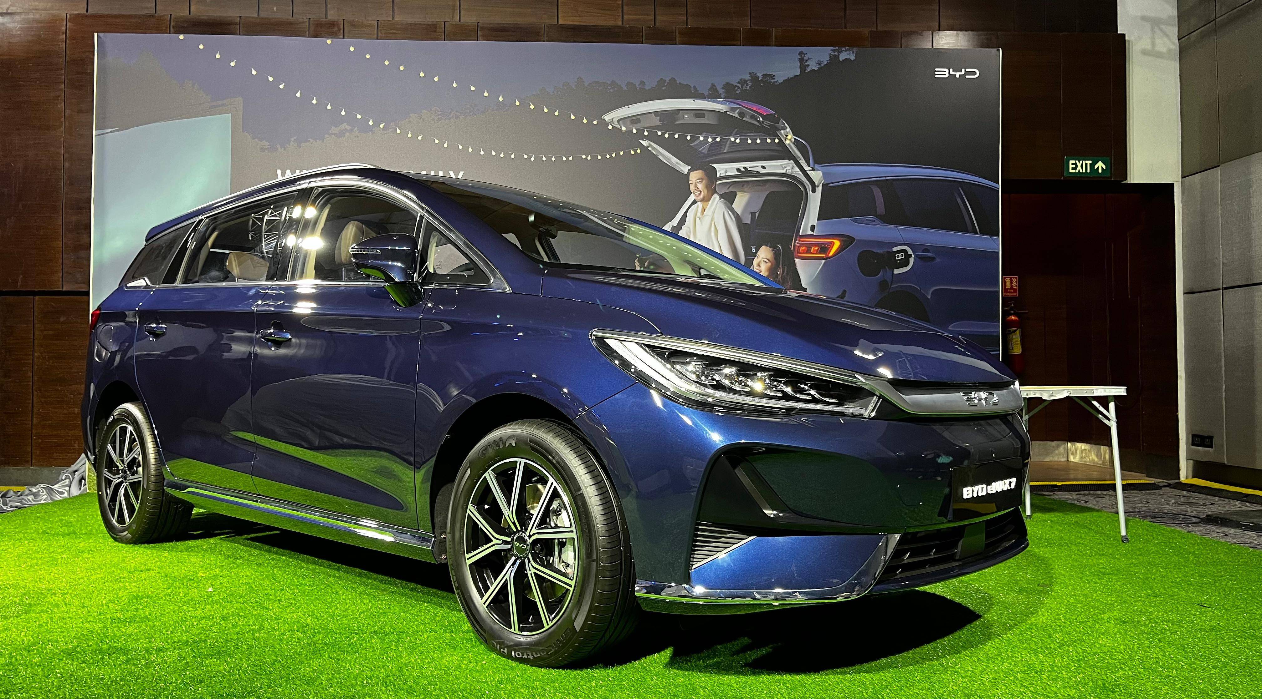 BYD eMAX 7 exterior view 2