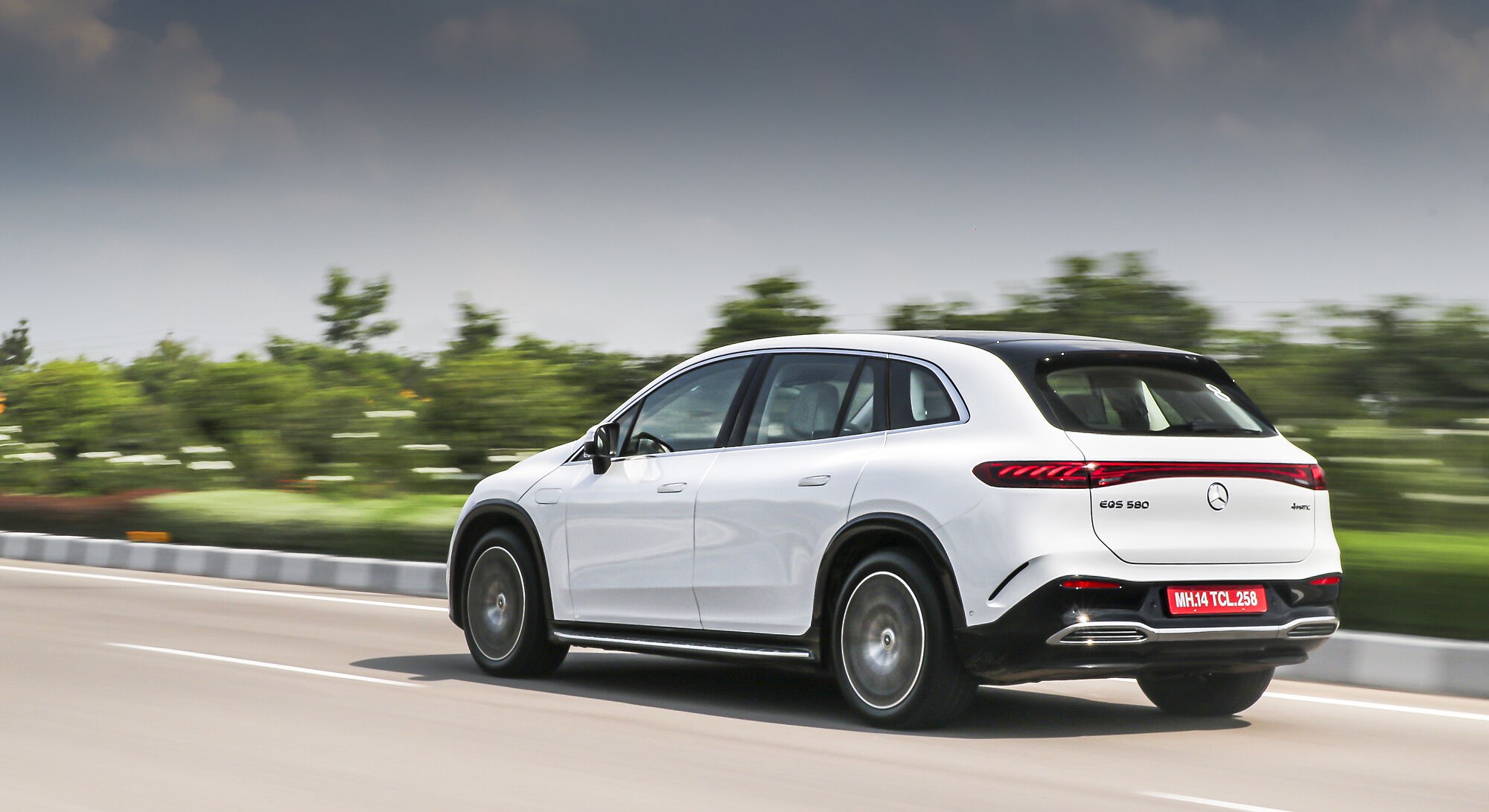 Mercedes-Benz EQS SUV 580 4Matic exterior view 6