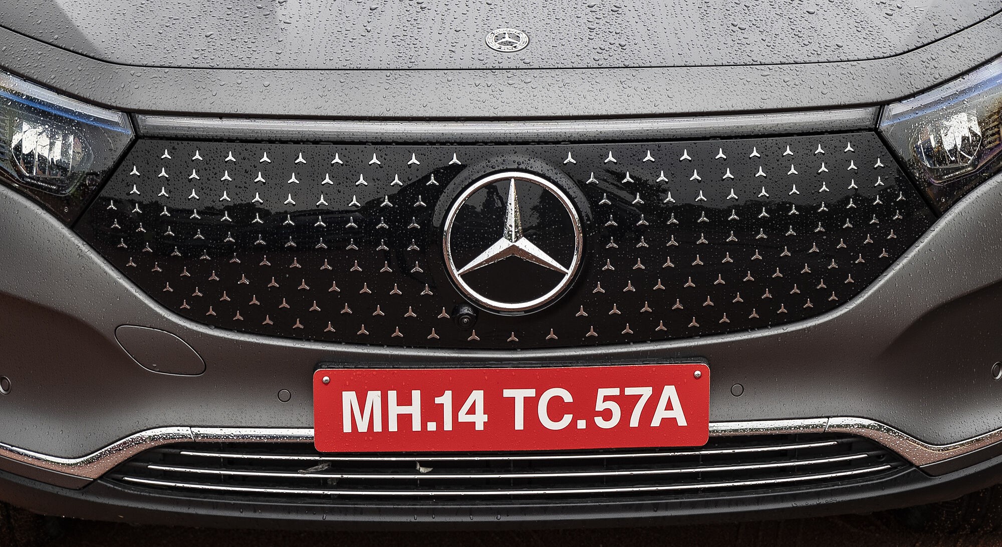 Mercedes-Benz EQA 250+ exterior view 2