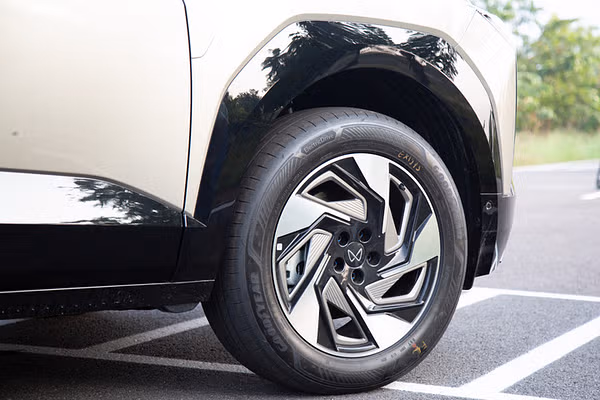 Mahindra XEV 9e exterior view 9