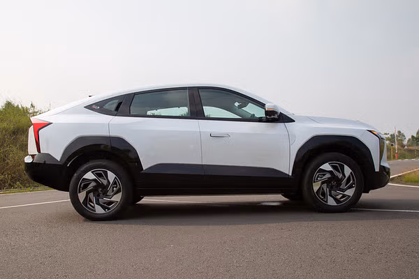 Mahindra XEV 9e exterior view 17