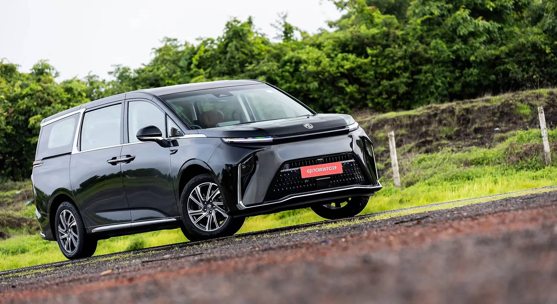 MG M9 exterior view 2
