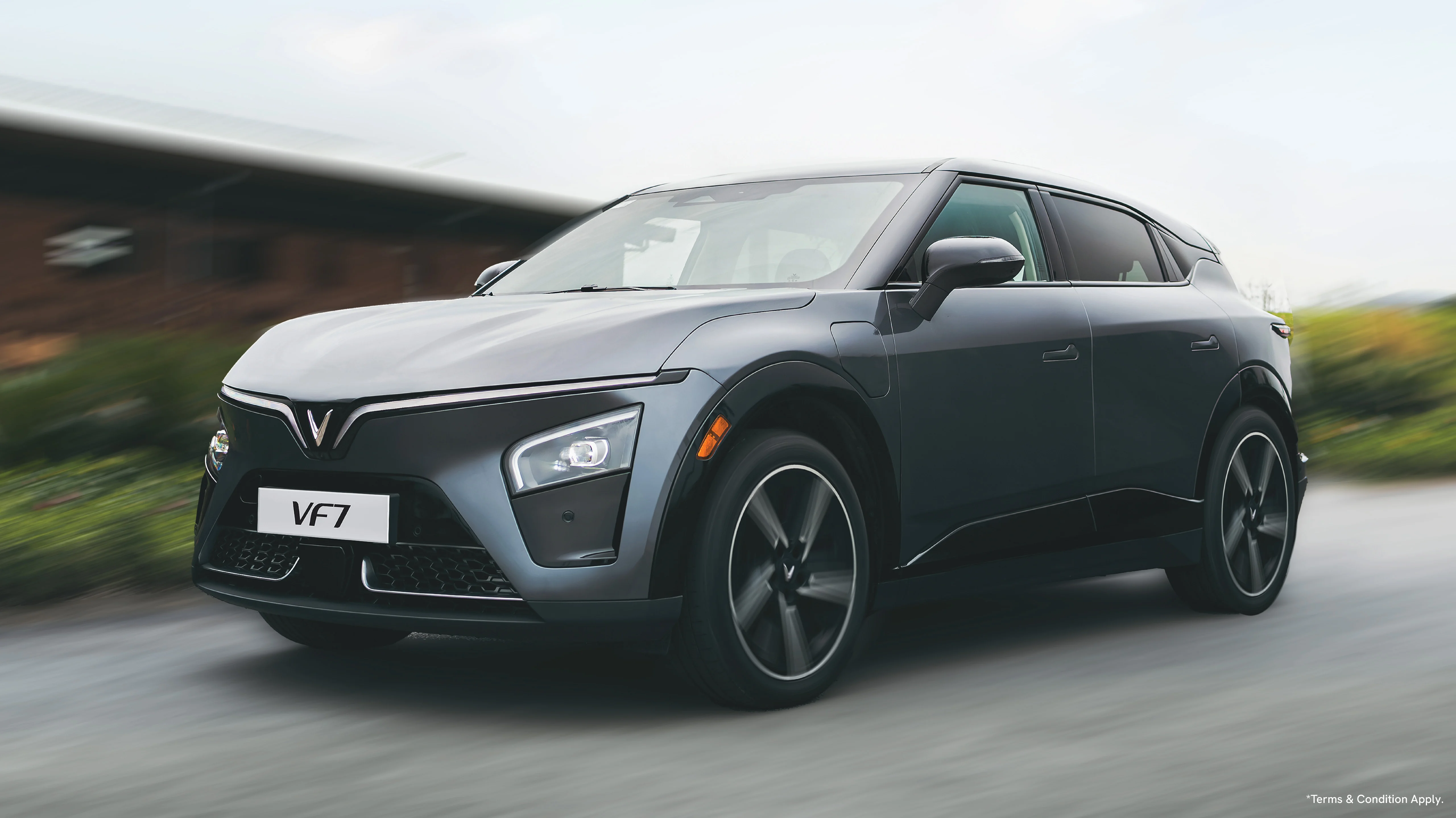 VinFast VF7 exterior view 1