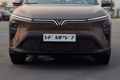 VinFast MPV 7 exterior view 2