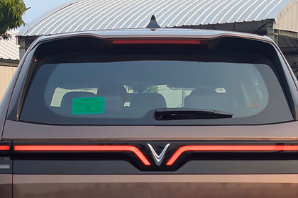 VinFast MPV 7 exterior view 5