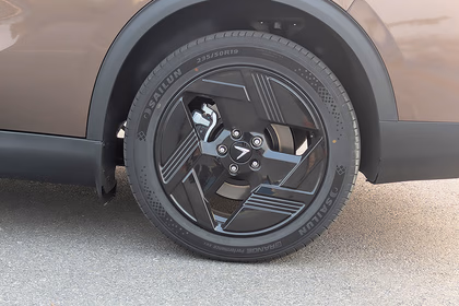 VinFast MPV 7 exterior view 9