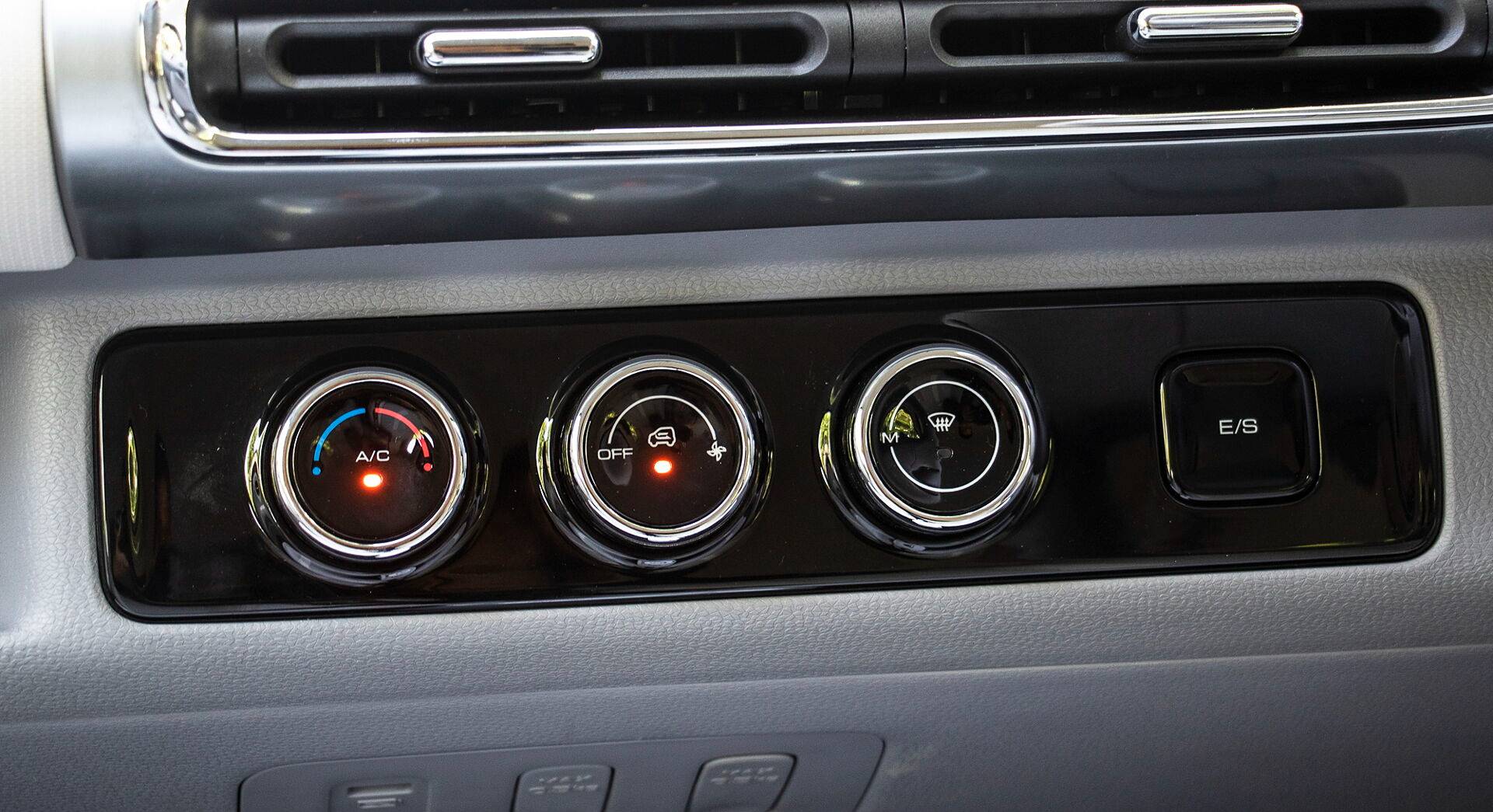 MG Comet EV interior view 1