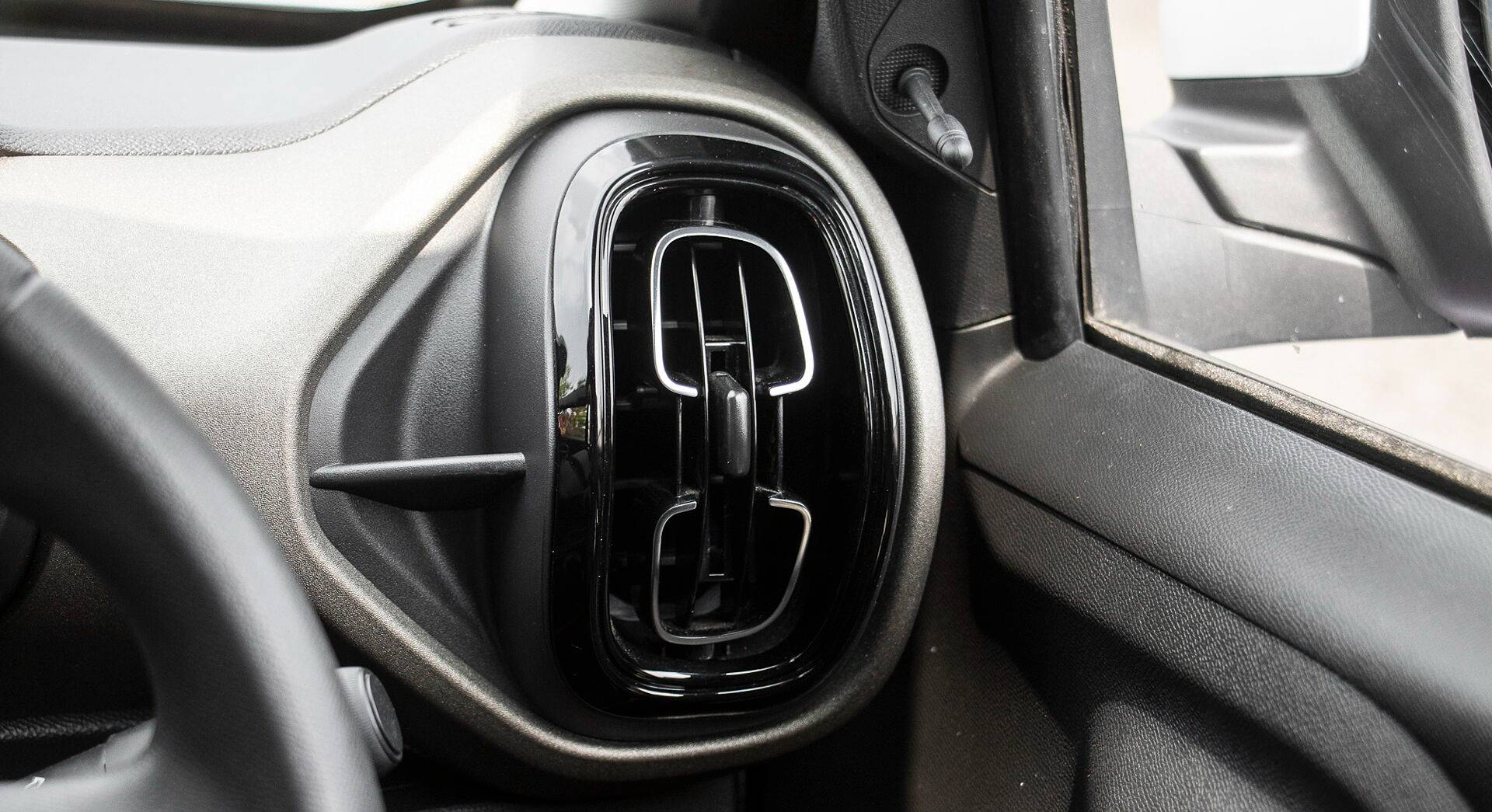 Citroen eC3 interior view 13