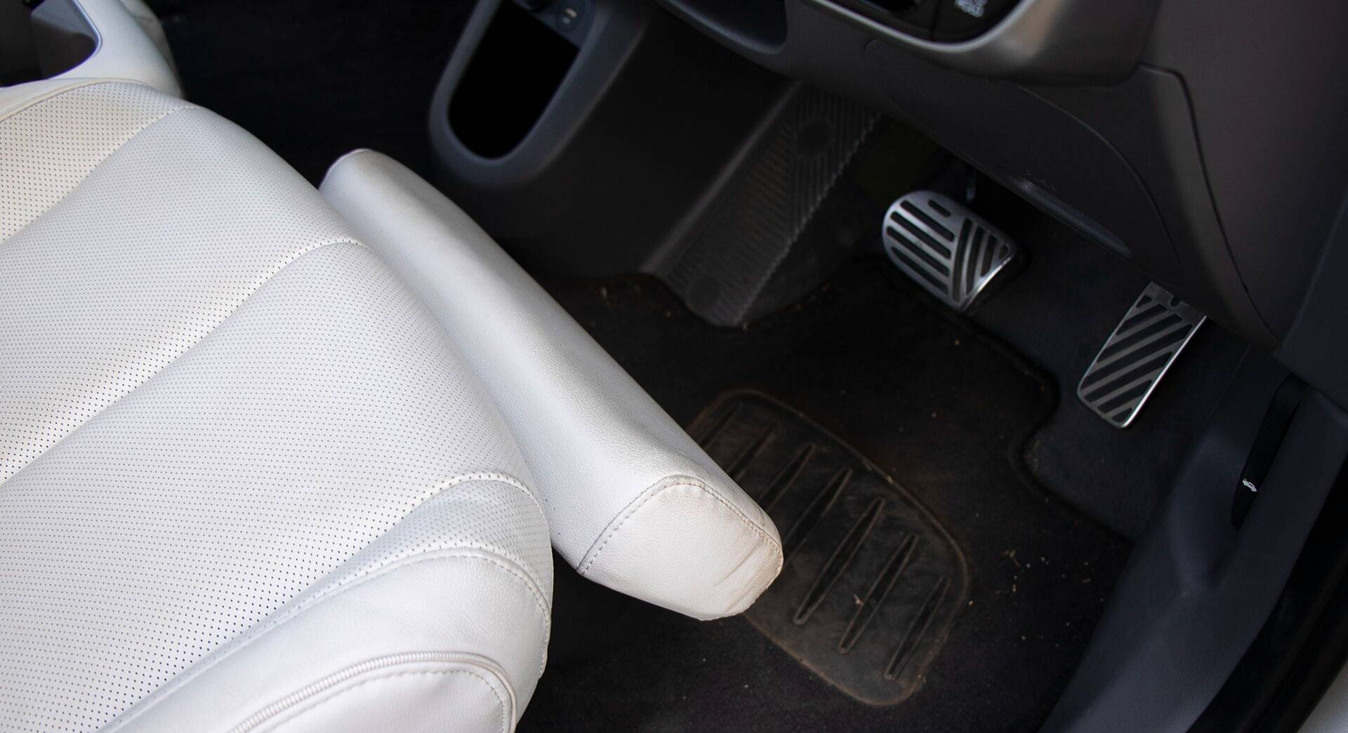 Hyundai Ioniq 5 interior view 14