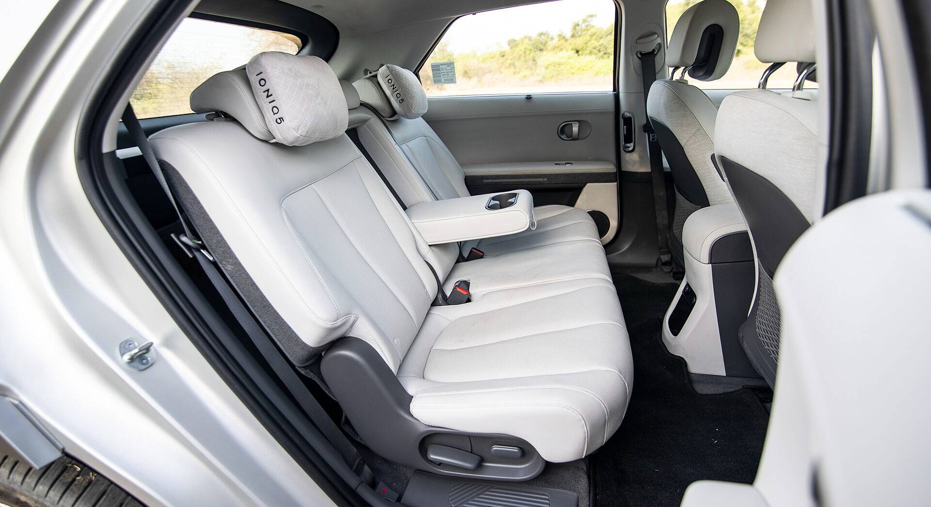 Hyundai Ioniq 5 interior view 34