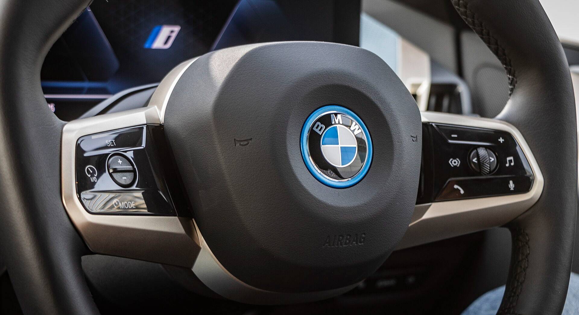 BMW iX xDrive50 interior view 3