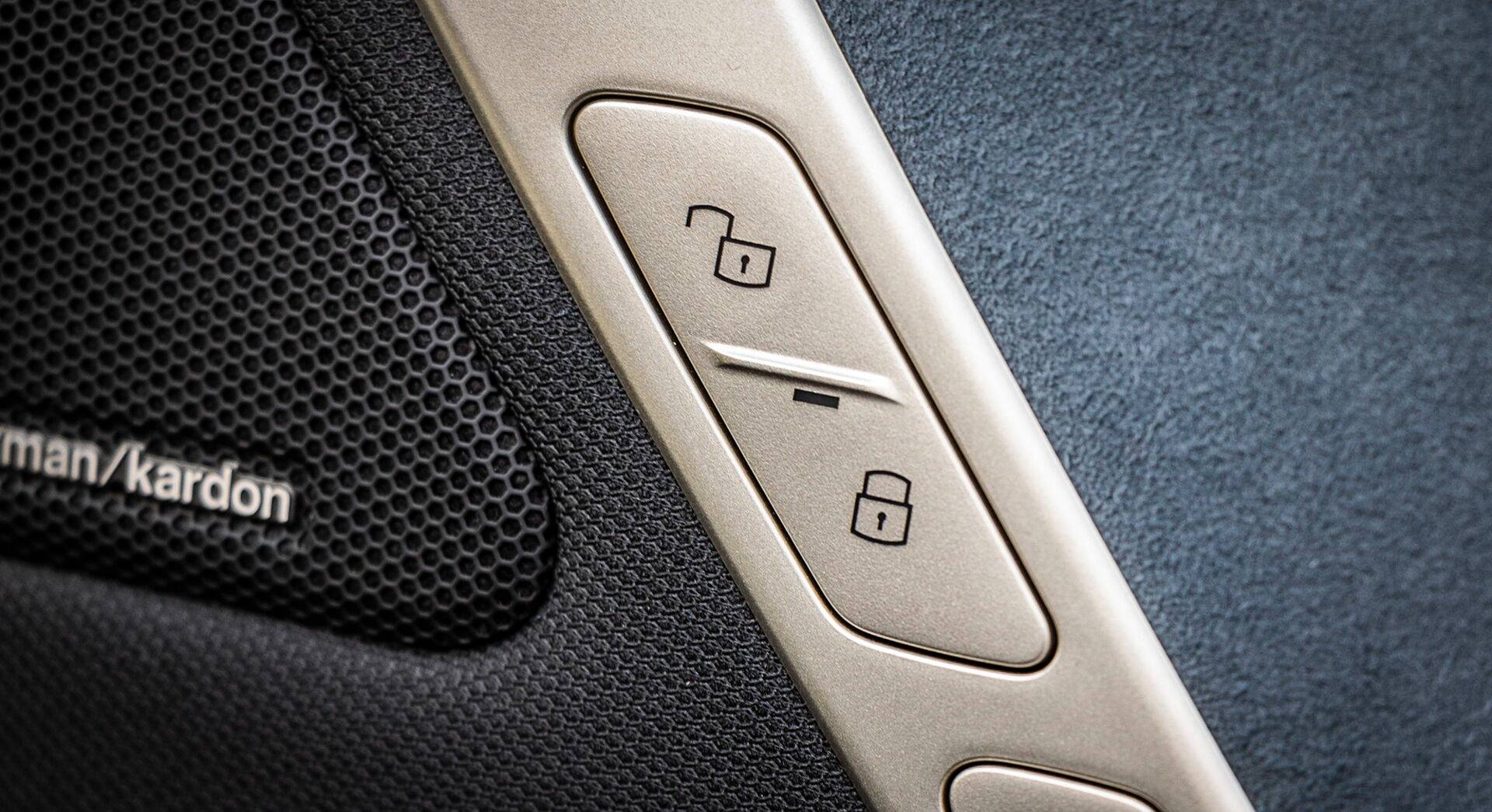 BMW iX xDrive50 interior view 40