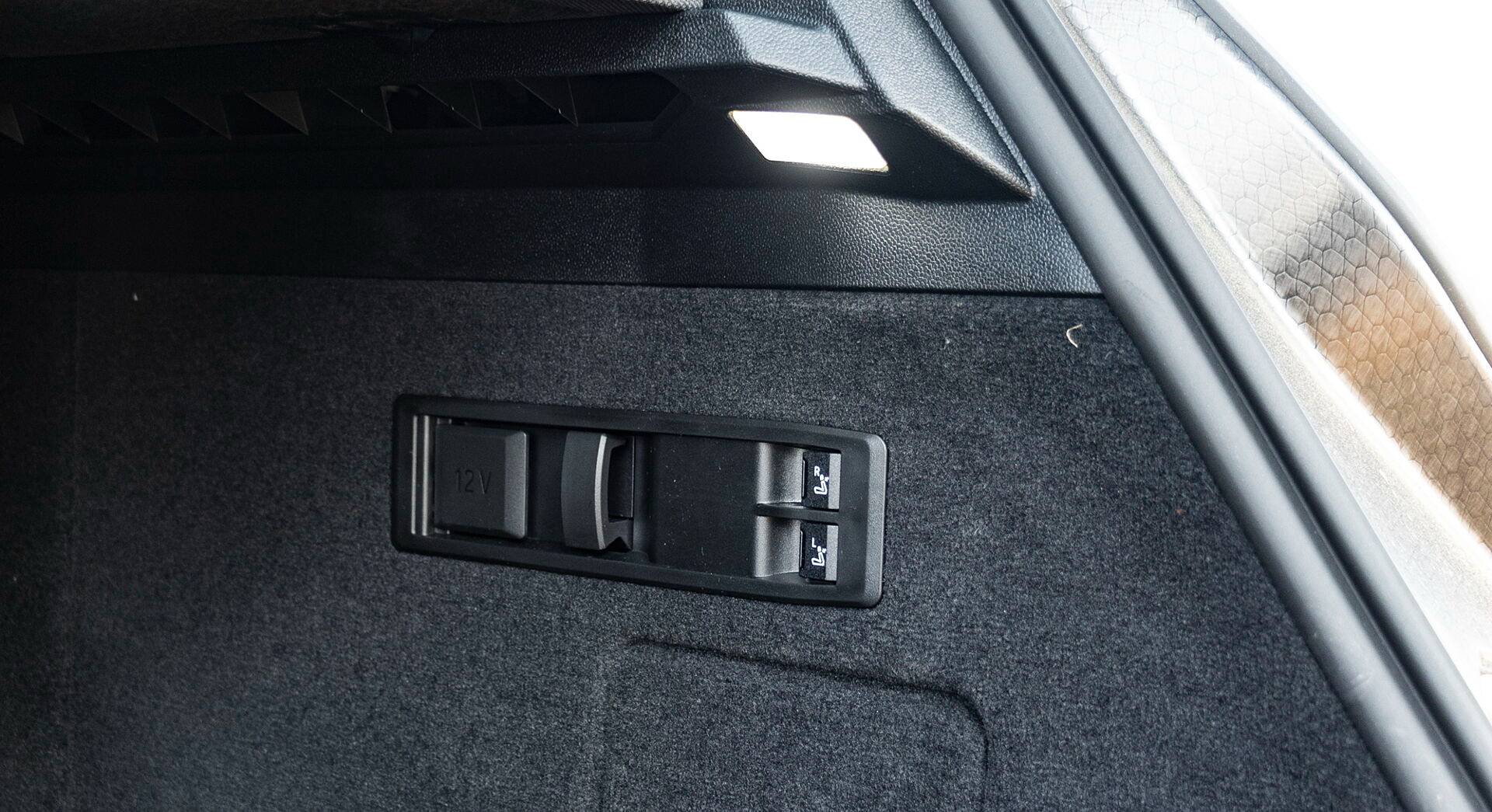 BMW iX xDrive50 interior view 51