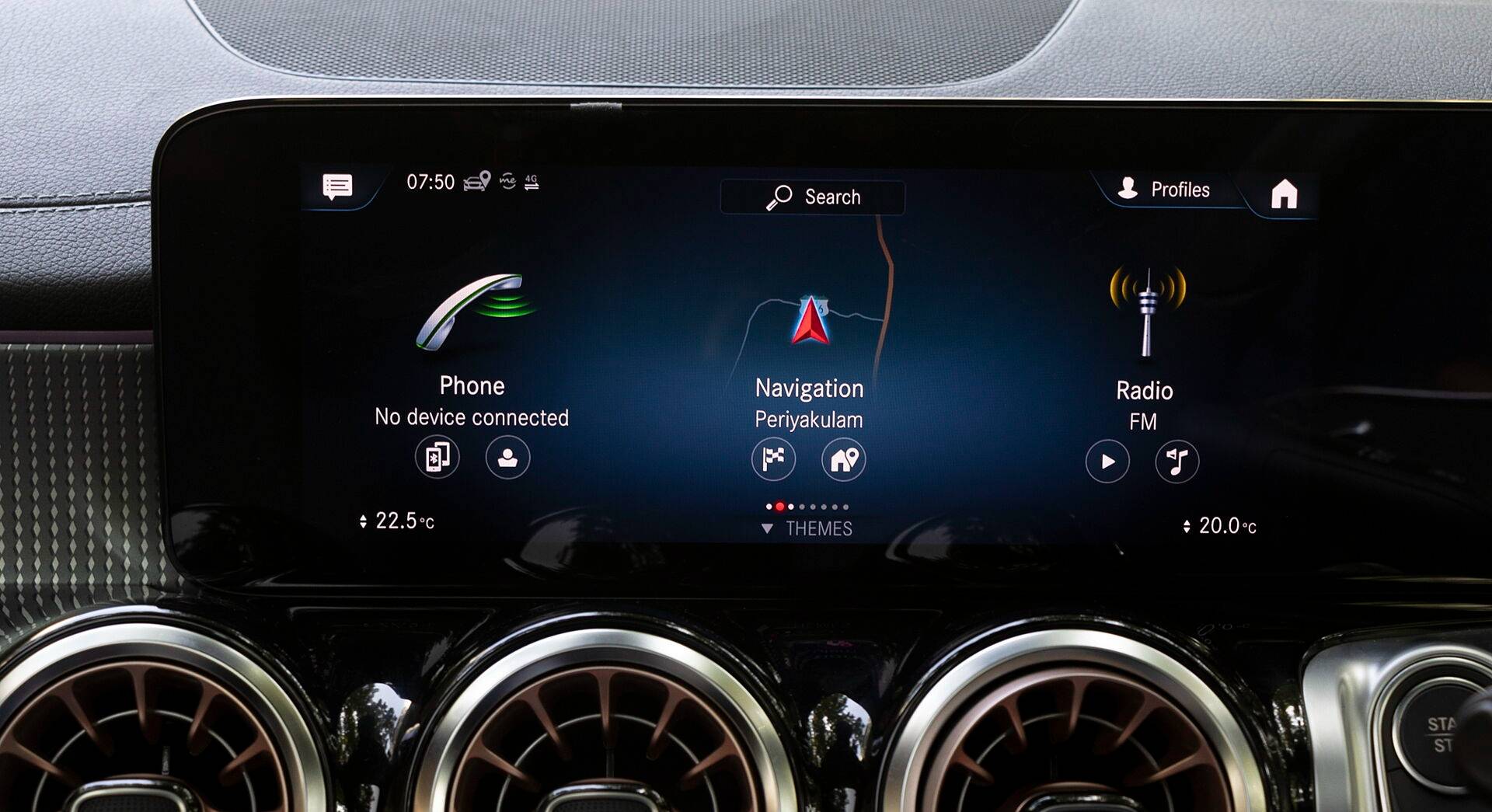 Mercedes-Benz EQB 350 4Matic interior view 8