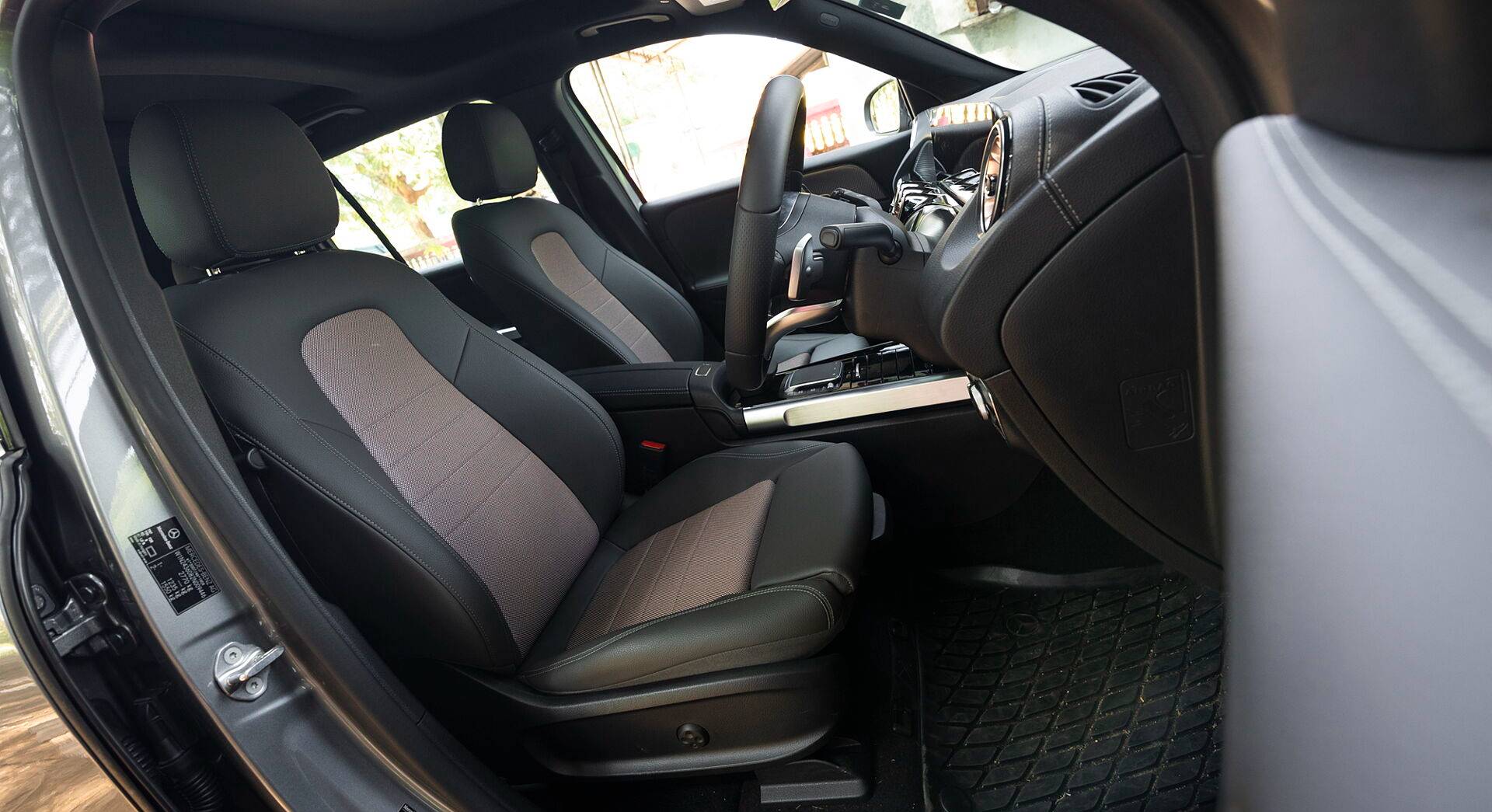 Mercedes-Benz EQB 350 4Matic interior view 16