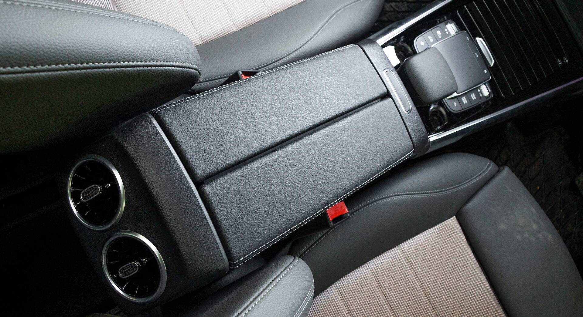 Mercedes-Benz EQB 350 4Matic interior view 17