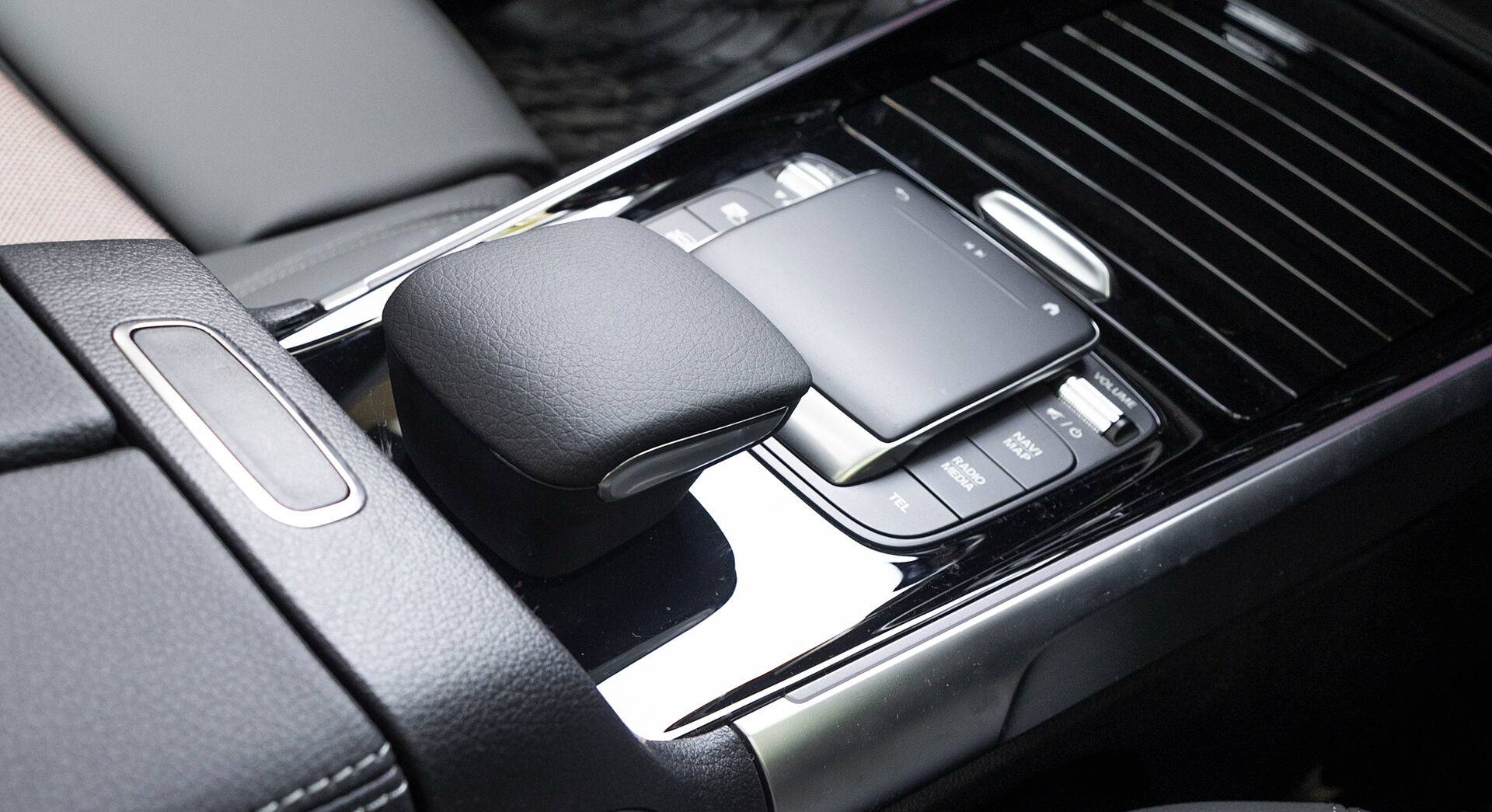 Mercedes-Benz EQB 350 4Matic interior view 18