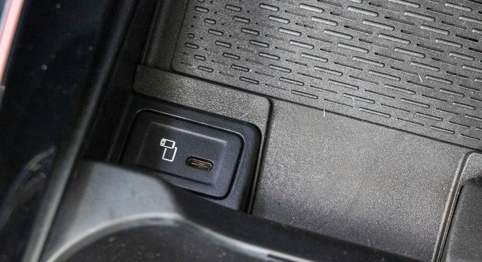 Mercedes-Benz EQB 350 4Matic interior view 21