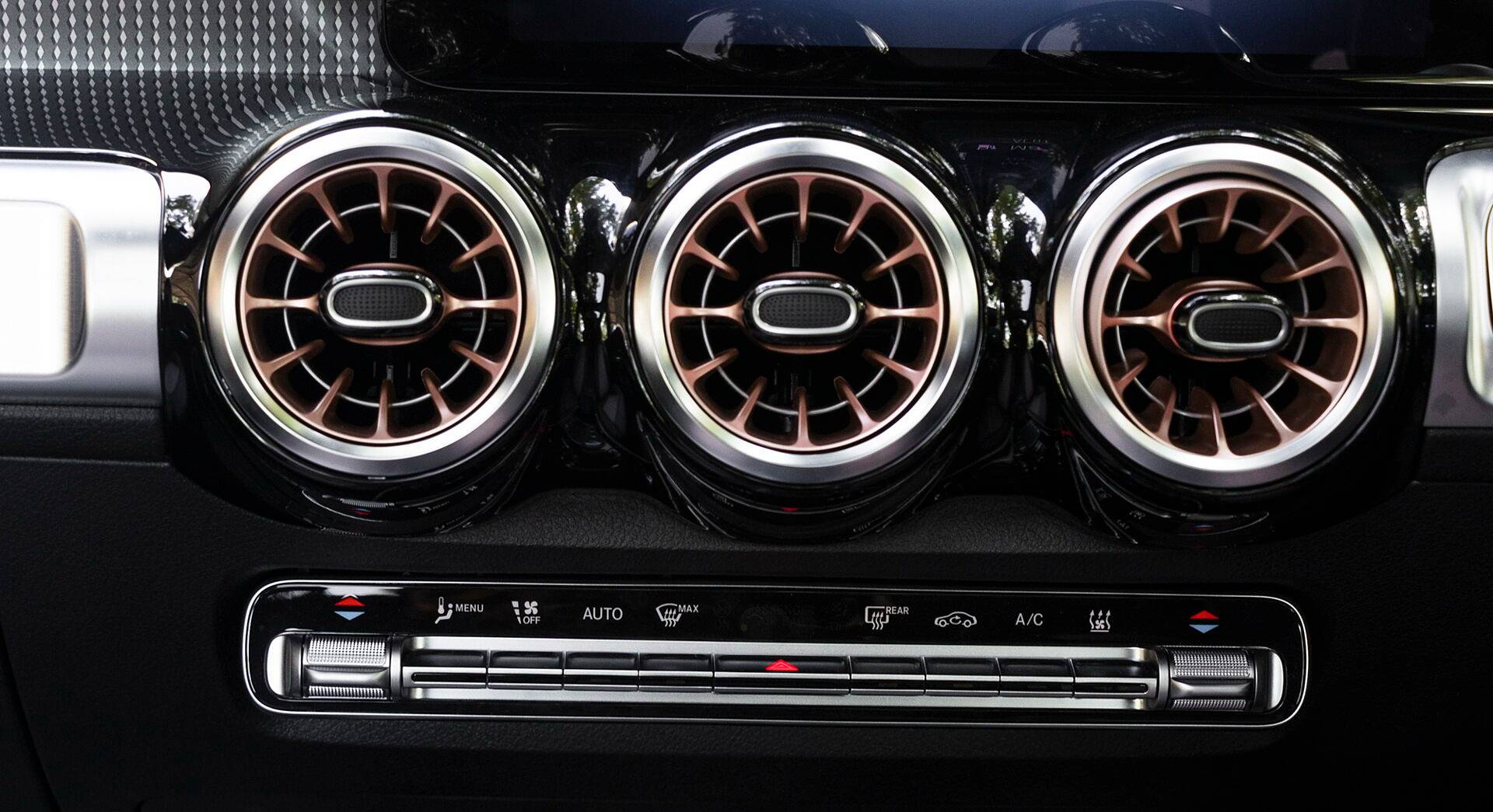 Mercedes-Benz EQB 350 4Matic interior view 27
